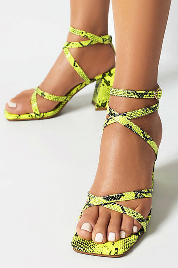 Sandalias amarillas con tiras gruesas en el tobillo